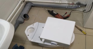 Установка напольного унитаза в Кронштадте: монтаж под ключ от СантехДомКрн от 5229 рублей.